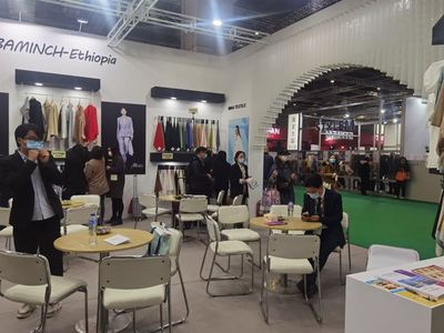 上海面辅料展为何能吸引数以万计的买家参与？——纺织业的聚光灯效应探析
